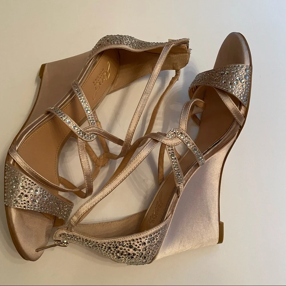 BADGLEY MISCHKA JEWEL SHOES WEDGE TAN FABRIC SATIN CRYSTALS STRAPPY Size 8